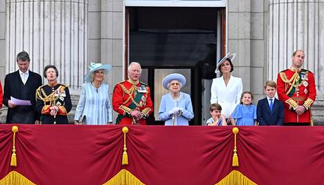 Kuningatar tervehti muun kuningasperheen kanssa juhlaväkeä torstaina 2. kesäkuuta ja katsoi hävittäjien ylilentoa.