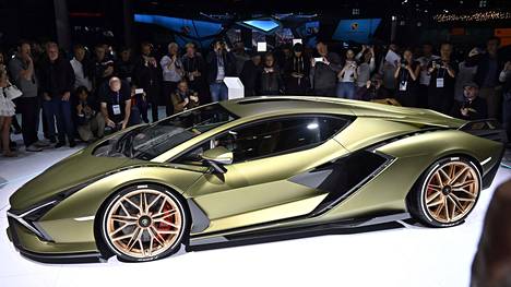 Lamborghini Sian tekee myönnytyksen sähköistymiselle, sillä 6,5-litraisen V12-moottorin apuna on 25 kilowatin sähkömoottori.