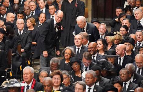Joe Biden istutettiin sangen taakse kuningatar Elisabet II:n hautajaisissa.