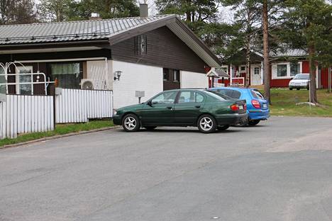 Sunnuntain verityö tapahtui rivitaloyhtiön parkkipaikalla Vallonkujalla.