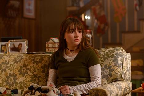 Oxycontin-lääkkeen nuorta uhria näyttelee Dopesick-sarjassa Kaitlyn Dever. Hänet tunnetaan myös Netflixin Epäuskottava-sarjasta.