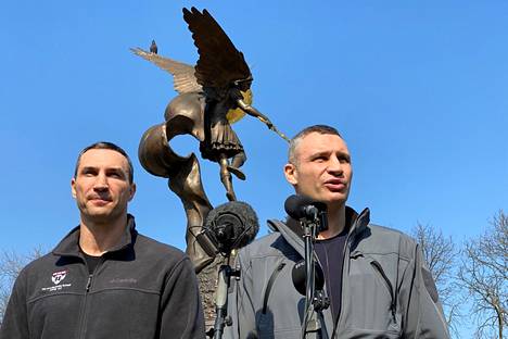 Vladimir Klitshko (vas.) seisoi veljensä vierellä, kun Kiovan pormestari piti tiedotustilaisuuden maaliskuun lopulla.