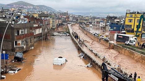 Tulvat iskivät useisiin kaupunkeihin maanjäristyksen runtelemassa Kaakkois-Turkissa.