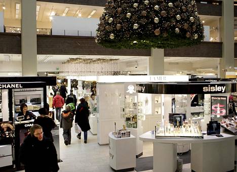 Luksusbrändien tuotteet ovat perinteisesti olleet saatavilla esimerkiksi Stockmann-tavaratalon kosmetiikkaosastolla.