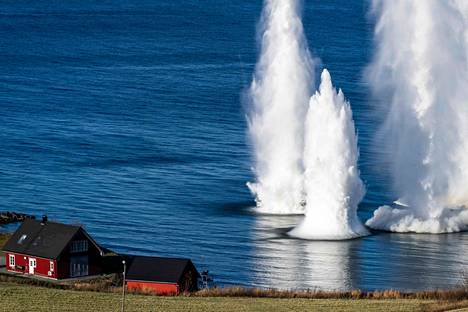 Harjoituksessa laukaistut vedenalaiset räjähteet Norjan rannikolla.