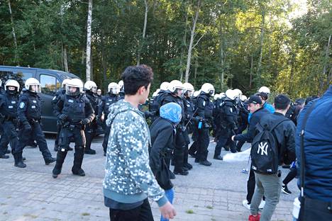 Mellakkavarusteisiin pukeutuneet poliisit yrittivät hillitä mielenosoittajien joukkoa.