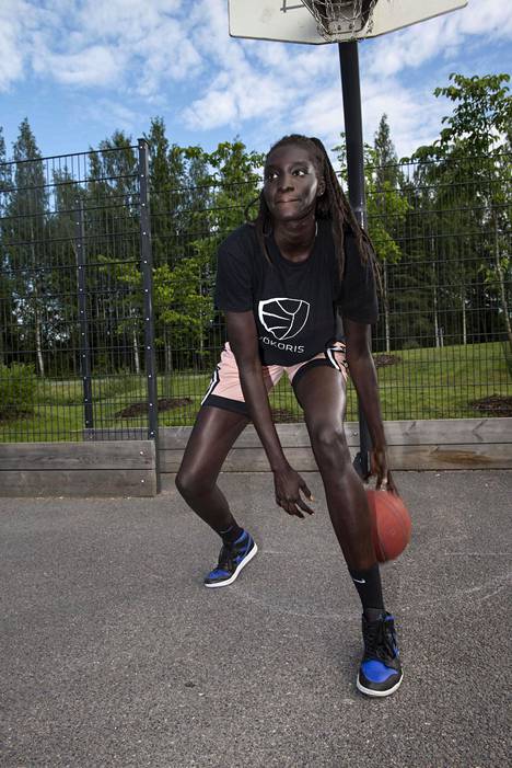 Suomen 19-vuotias koripallotähti Awak Kuier (kuvassa) on Duaa Anshur Adenin esikuva.