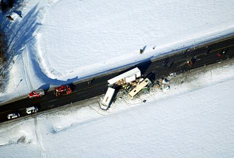 Äänekosken Konginkankaalla sattui tämä tuhoisa kuorma-auton ja linja-auton onnettomuus maaliskuussa 2004. Lähes samassa paikassa rysähti sunnuntaina.