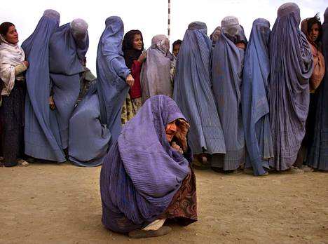 Tällaista elämä oli Talebanin hirmuvallan alla: Tiukat pukeutumissäännöt,  ruoskintaa, raiskauksia, pakkoavioliittoja... - Ulkomaat - Ilta-Sanomat