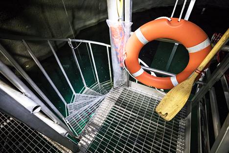 Pelastusrengas – kaiken varalta – altaan pohjaan vievien portaiden yläpäässä. Uiminen on tietysti kielletty.