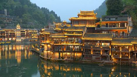 Kiinassa on upeita paikkoja, joista ei välttämättä ole koskaan kuullutkaan. Fenghuangin tunnelmallinen vanhakaupunki levittyy joen varrella.