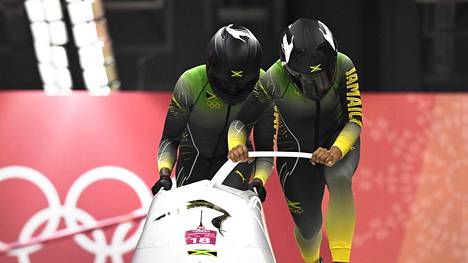 Jazmine Fenlator-Victorian ja Carrie Russell kilpailivat Pyeongchangin olympialaisissa. Reutersin mukaan toinen urheilijoista olisi jäänyt kiinni dopingista.