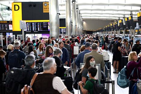 Ihmiset jonottivat lähtoterminaalissa Lontoossa Heathrown lentoasemalla maanantaina.