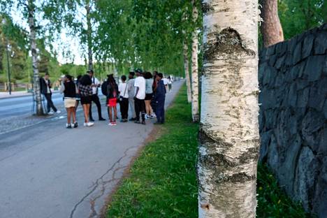 Nuoriso-ohjaajat juttelivat nuorten kanssa, ja tarjosivat näille vettä lähellä Hietaniemen uimarantaa.