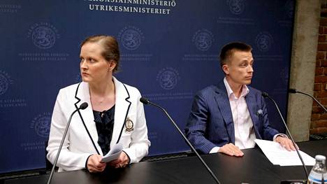 Leila ja Atte Kaleva pitivät Suomeen palattuaan tiedotustilaisuuden ulkoministeriössä toukokuussa 2013.