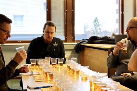 Suomen olutseuralaisten mukaan olut maistuu aina paremmalta yhdessä porukalla nautittuna, kuten testitilanteessa.