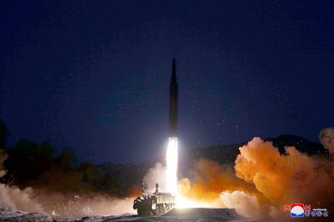 Pohjois-Korean uutistoimiston KCNA:n julkaisema kuva 11. tammikuuta 2022 tehdystä ohjuskokeesta.