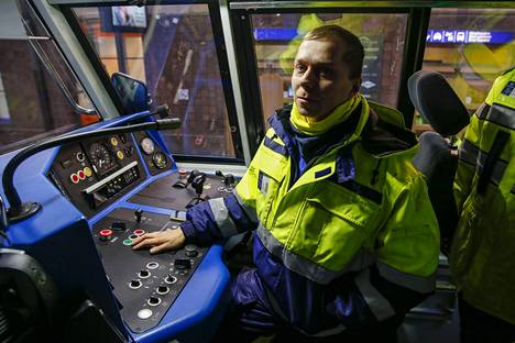 Veturinkuljettaja Aki Kivistö ajoi uuden veturin Helsingin rautatieasemalle. Veturinkuljettajan työympäristö on päivitetty modernisoinnin yhteydessä nykyaikaiseksi.