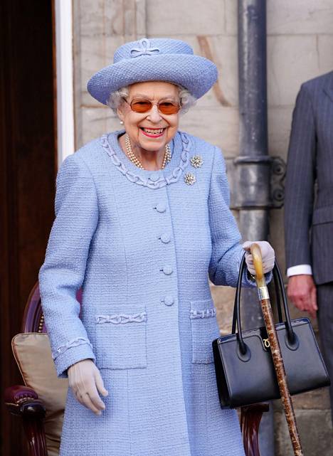 Hyväntuulinen monarkki edusti Edinburghissa hymyilevänä 30. kesäkuuta.