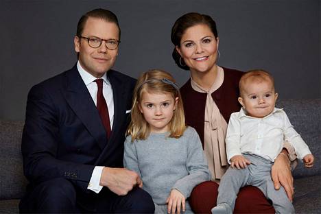 Kruununprinsessa Victoria perheensä kanssa vuonna 2017.