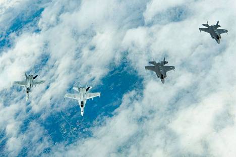 Ilmavoimat lentää kahdella hävittäjäkalustolla vuosikymmenen loppupuoliskon. Kuvassa suomalaiset Hornetit saattamassa Turun lentonäytökseen saapuvia Yhdysvaltain ilmavoimien F-35-koneita kesäkuussa 2019.