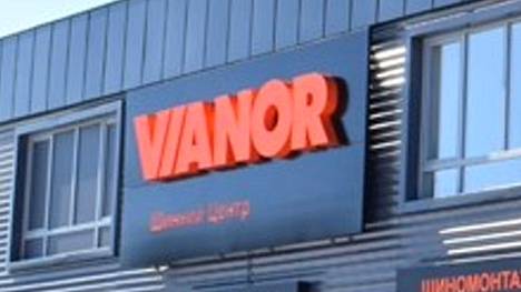 Suomalainen Vianor-ketju on toiminut myös Venäjällä ja toimii edelleen muun muassa Ukrainassa. Venäjällä ketjun nimi on muuttunut nyt Ivanoriksi, eli muutos on hoitunut kahden logokirjaimen keskinäisellä vaihtamisella.