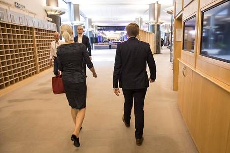 Laura Huhtasaari käveli avustajansa Mikael Lithin kanssa parlamentissa, kun vastaan käveli RKP:n Nils Torvalds.