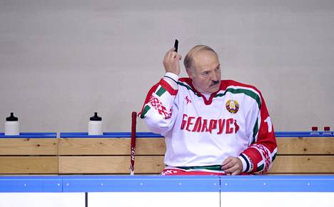 Diktaattori Aljaksandr Lukashenka tunnetaan jääkiekkoinnostuksestaan. Hän ei ole suostunut opposition vaatimuksiin uusista ja rehellisistä vaaleista.