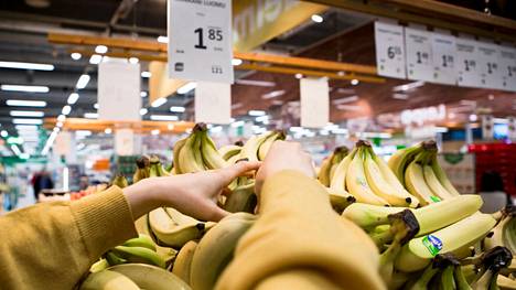 Banaanien hinta on noussut keskimääräistä vähemmän. Silti suomalaiset ovat ostaneet suosikkihedelmäänsä selvästi aiempaa vähemmän.