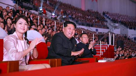 Puolueen 70-vuotisjuhliin osallistuneet Ri Sol-ju ja Kim Jong-un nauttivat kuoroesityksestä viime vuonna julkaistussa kuvassa.