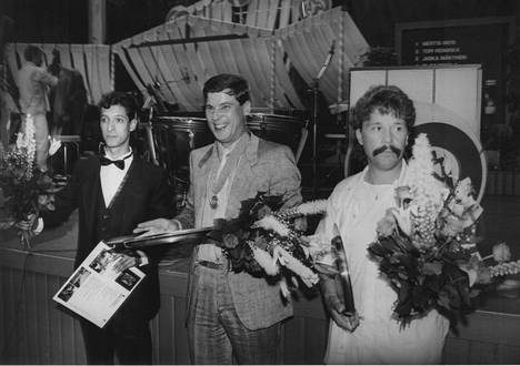 Kauko Simonen kruunattiin ensimmäiseksi Tangokuninkaaksi 1985. Prinssin kruunun saivat Mertsi Meri ja Jaska Mäkynen.