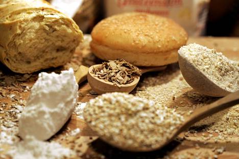 Keliaakikolle sopivia vaihtoehtoja perinteisille jauhoille ja leiville: jauhoseos, hirssihiutaleita, sokerijuurikaskuituhiutaleita ja gluteeniton sämpylä.
