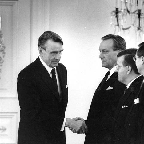 Mauno Koivisto myönsi eron Paavo Väyrystä sapettaneella Harri Holkerin hallitukselle 1991.
