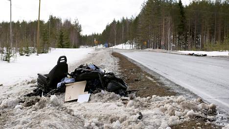 Henkilöauto ja pikkubussi törmäsivät Kiteellä Pohjois-Karjalassa sunnuntain vastaisena yönä.