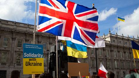 Mielenosoittajat kokoontuivat lauantaina pääministerin virka-asunnon edustalle osoittamaan tukeaan Ukrainalle. 