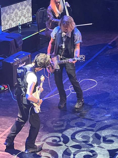 Johnny Depp on viettänyt aikaansa oikeusprosessin jälkeen Britanniassa muun muassa keikkaillen rock-tähti Jeff Beckin kanssa.