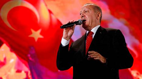 Recep Tayyip Erdogan puhui kannattajilleen vallankumousyrityksen vuosipäivänä 15.7.2019. Nyt Erdoganin puheissa ja teoissa on toinen ääni kellossa kuin poliittisen uran alkuaikoina.