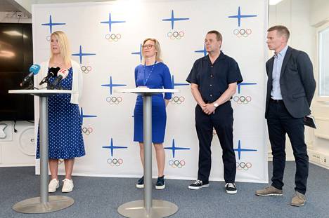 Olympiakomitean johto, varapuheenjohtaja Sari Multala (vas), toimitusjohtaja Taina Susiluoto (2. vas) ja puheenjohtaja Jan Vapaavuori (2. oik) olivat nimittämässä Heikkistä tehtäväänsä.