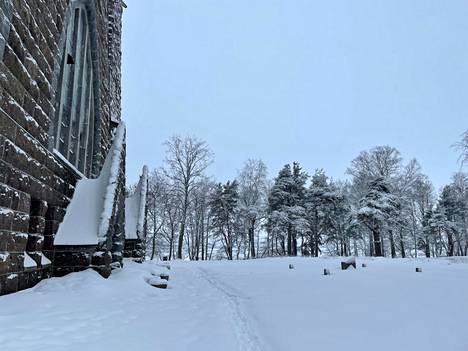 Vielä tammikuussa Koiviston sankarihautausmaan kivipaasi ja nimilaatat olivat koskemattomina lumen alla. Iso kivipaasi näkyy oikealla, pienet nimilaatat olivat kuvanottohetkellä vielä kokonaan lumen alla.