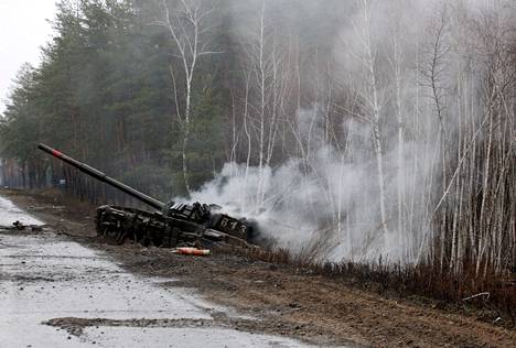 Savu nousee tuhoutuneesta venäläisestä tankista Luganskin alueella.
