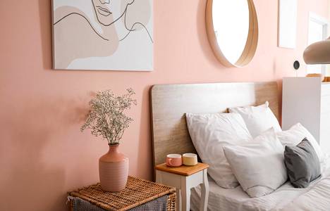 Persikkaiset sävyt ovat juuri nyt suosittuja makuuhuoneessa, mutta väritrendit vaihtuvat usein.