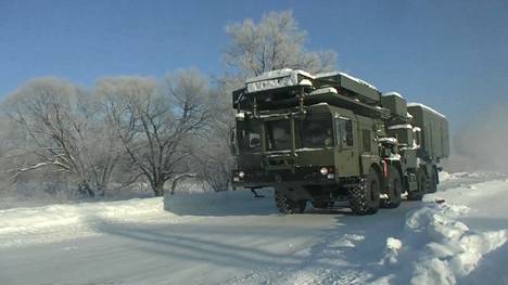 S-400-ilmatorjuntajärjestelmän tutka-auto kuvattiin Habarovskissa, Venäjän Kaukoidässä, josta on myös raportoitu kuljetettavan kalustoa ja joukkoja länteen.
