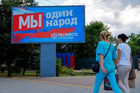 Venäjän propagandaa Etelä-Ukrainan miehitetyssä Melitopolin kaupungissa. Taulun viesti kuuluu: 