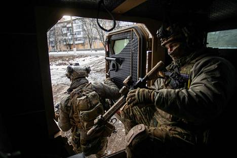 Ukrainalaissotilaat poistuivat panssaroidusta ajoneuvostaan Bahmutissa 9, helmikuuta.