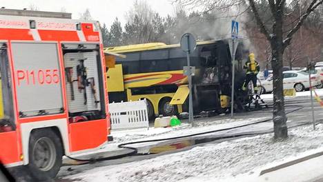Palokunta sammutti bussin takaosassa syttyneen tulipalon Tampereella.