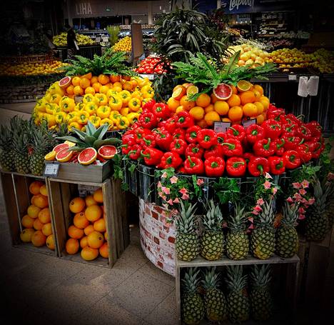Värikkäät paprikat, appelsiinit ja ananakset tuovat raikkautta ruokapöytään.