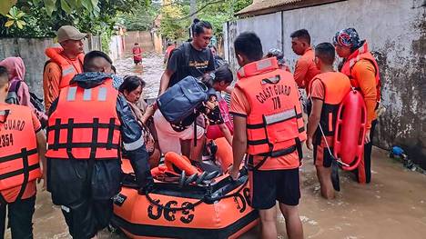Ihmisiä evakuoitiin Zamboangan kaupungissa perjantaina.