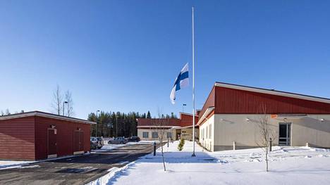 Kiuruveden Kallionsydän -hoivakodissa oli lippu puolitangossa kahdeksan koronavirukseen menehtyneen asukkaan muistoksi.