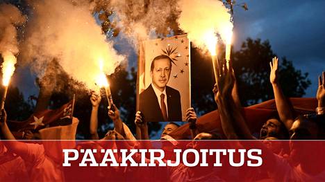 AK-puolueen kannattajat juhlivat voittoa Istanbulissa sunnuntain ennenaikaisten parlamentti- ja presidentinvaalien jälkeen.