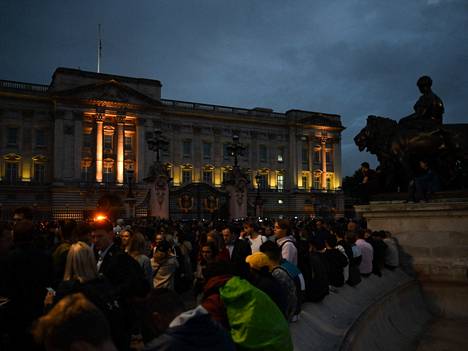 Ihmiset kokoontuivat Buckinghamin palatsille torstai-iltana. 